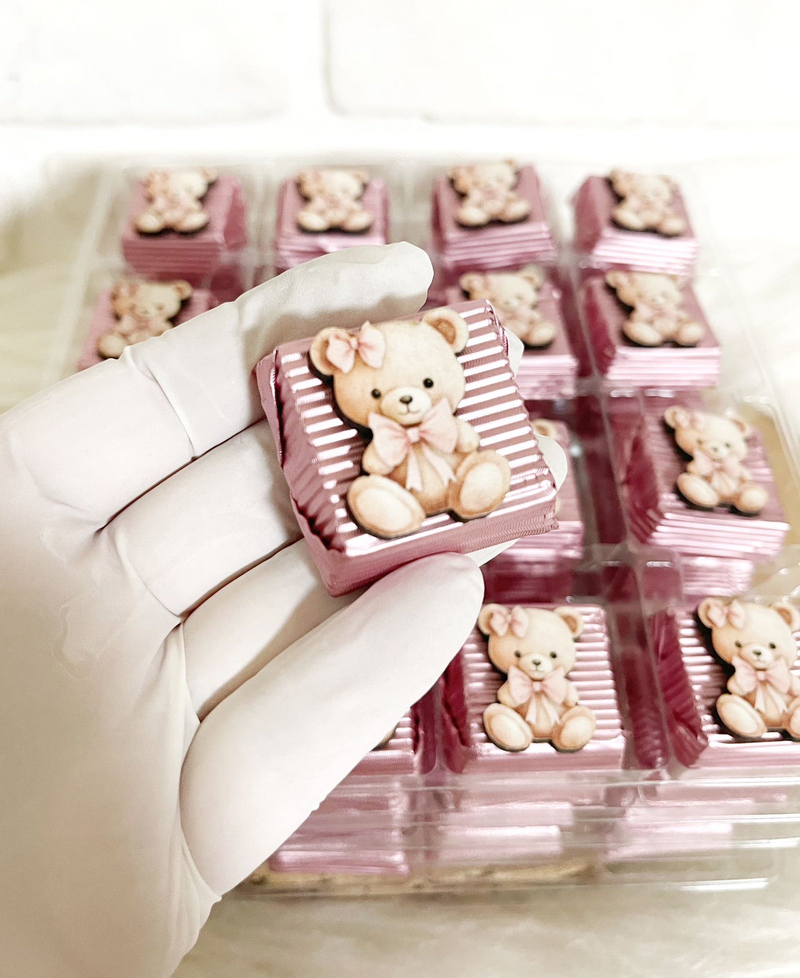 Pembe Sevimli Ayıcık Figürlü Ahşap Dekorlu Kız Bebek Pembe Oluklu Kalın Madlen Çikolata - Görsel 4