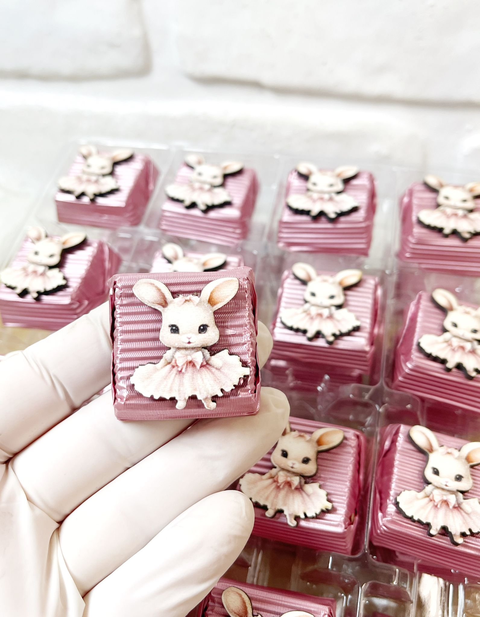 Pembe Tütülü Tavşan Figürlü Ahşap Dekorlu Kız Bebek Pembe Oluklu Kalın Madlen Çikolata - Görsel 4