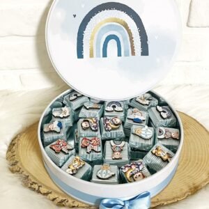 Metal Kutuda Gökkuşağı Desenli Karışık Ayıcık Figürlü Ahşap Dekorlu Erkek Bebek Pembe Oluklu Kalın Madlen Çikolata