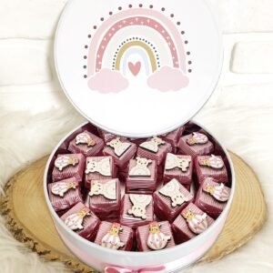 Metal Kutuda Gökkuşağı Desenli Karışık Ayıcık Figürlü Ahşap Dekorlu Kız Bebek Pembe Oluklu Kalın Madlen Çikolata