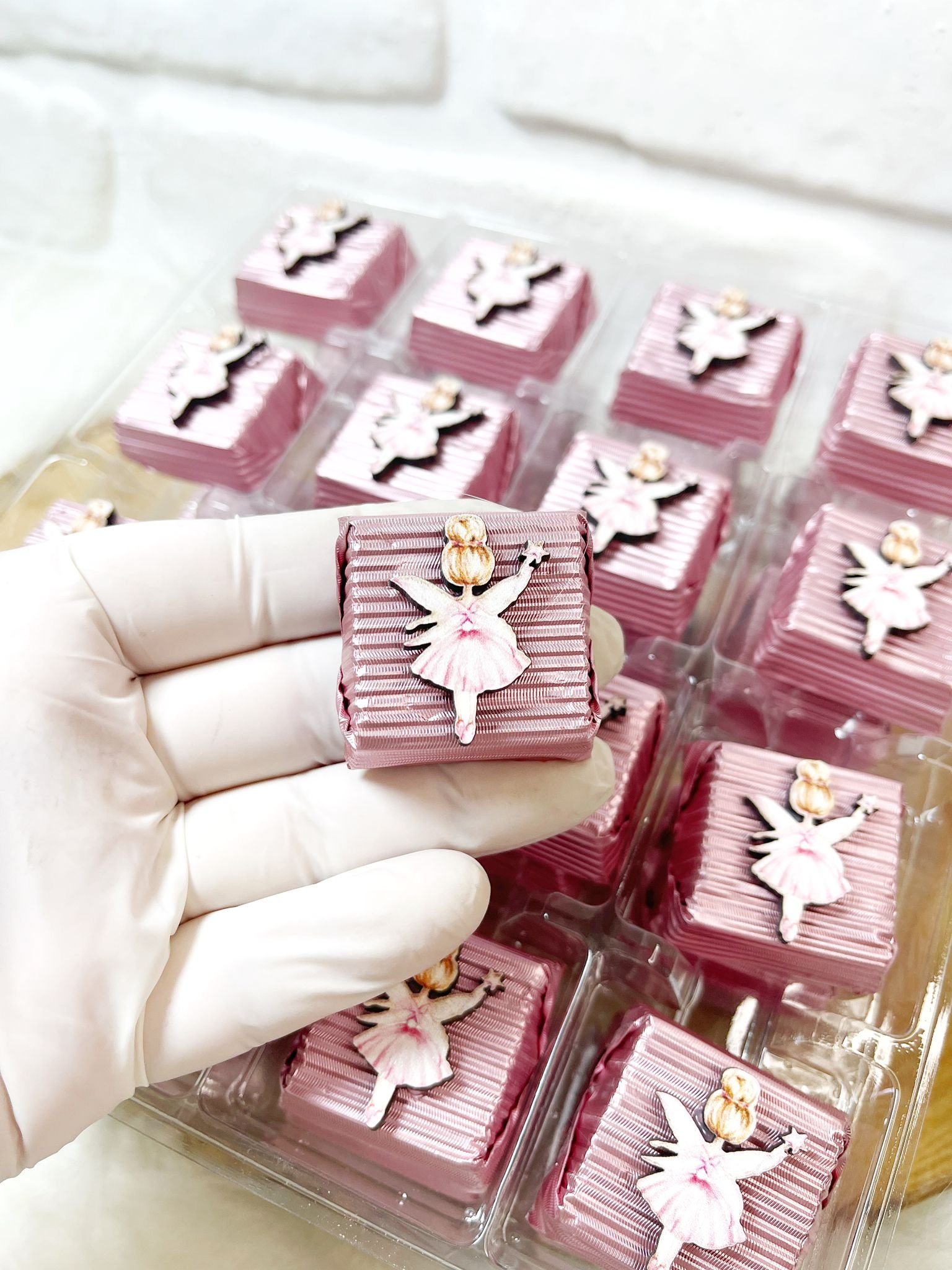 Pembe Peri Kızı Figürlü Ahşap Dekorlu Kız Bebek Pembe Oluklu Kalın Madlen Çikolata - Görsel 3