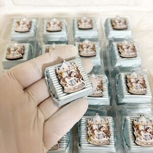 Atlıkarınca Figürlü Ahşap Dekorlu Erkek Bebek Mavi Oluklu Kalın Madlen Çikolata