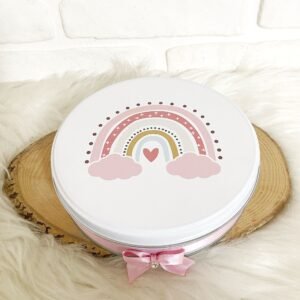 Metal Kutuda Gökkuşağı Desenli Karışık Ayıcık Figürlü Ahşap Dekorlu Kız Bebek Pembe Oluklu Kalın Madlen Çikolata