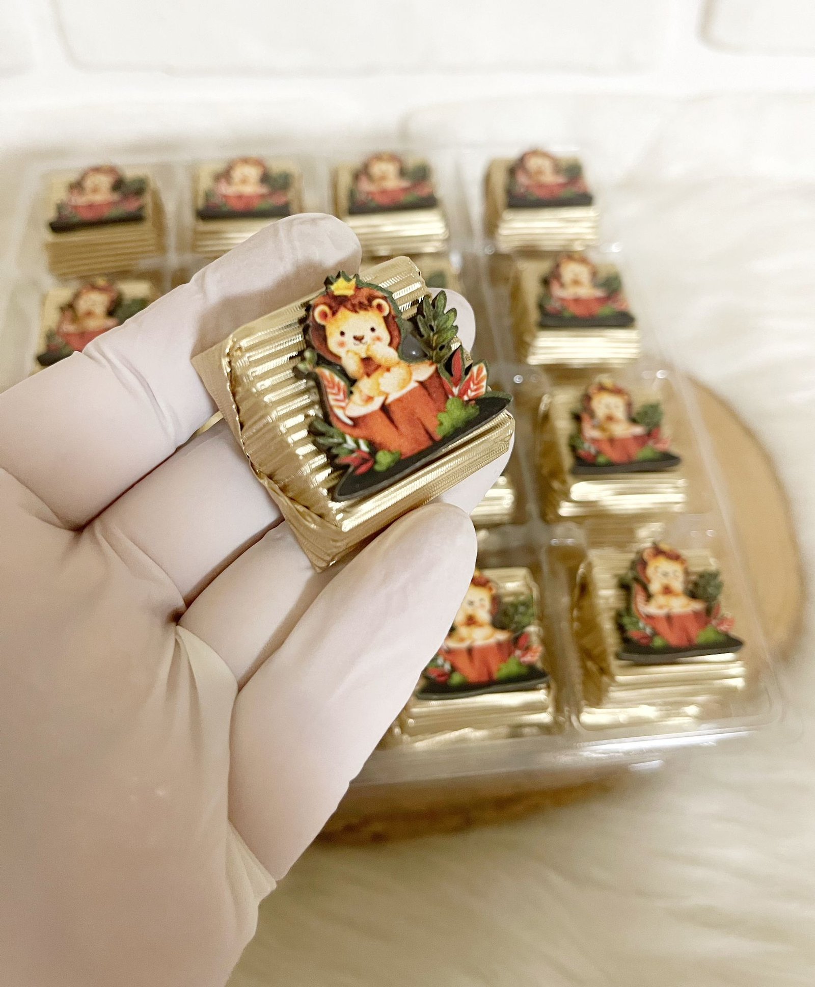 Sevimli Aslan Figürlü Ahşap Dekorlu Gold Erkek Bebek Oluklu Kalın Madlen Çikolata - Görsel 3