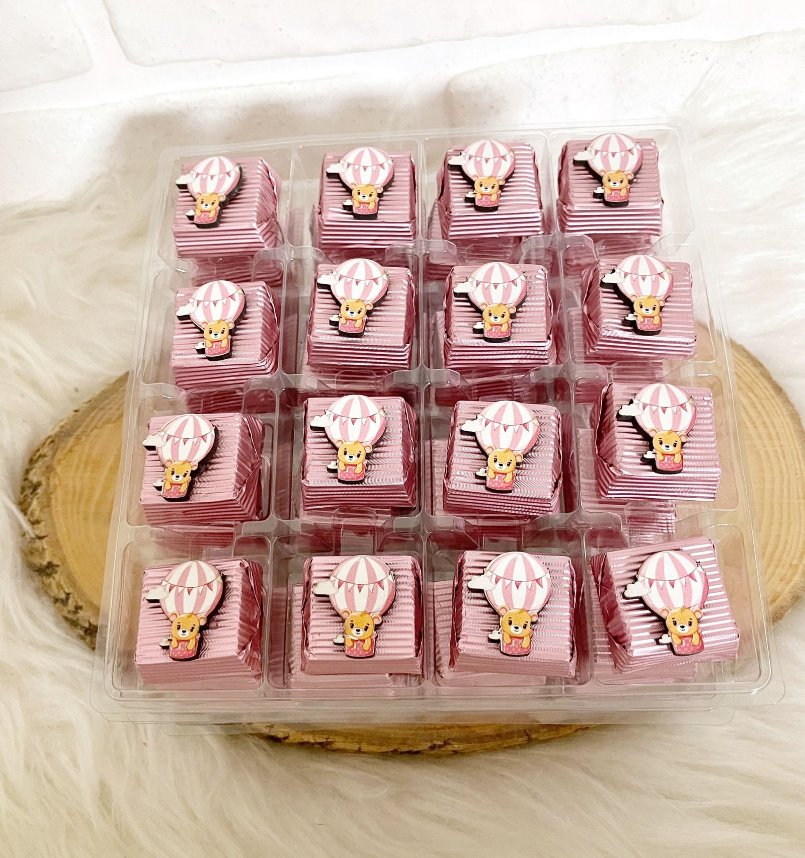 Uçan Balonlu Ayıcık Figürlü Ahşap Dekorlu Kız Bebek Pembe Oluklu Kalın Madlen Çikolata