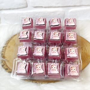 Pembe Bebek Figürlü Ahşap Dekorlu Kız Bebek Pembe Oluklu Kalın Madlen Çikolata