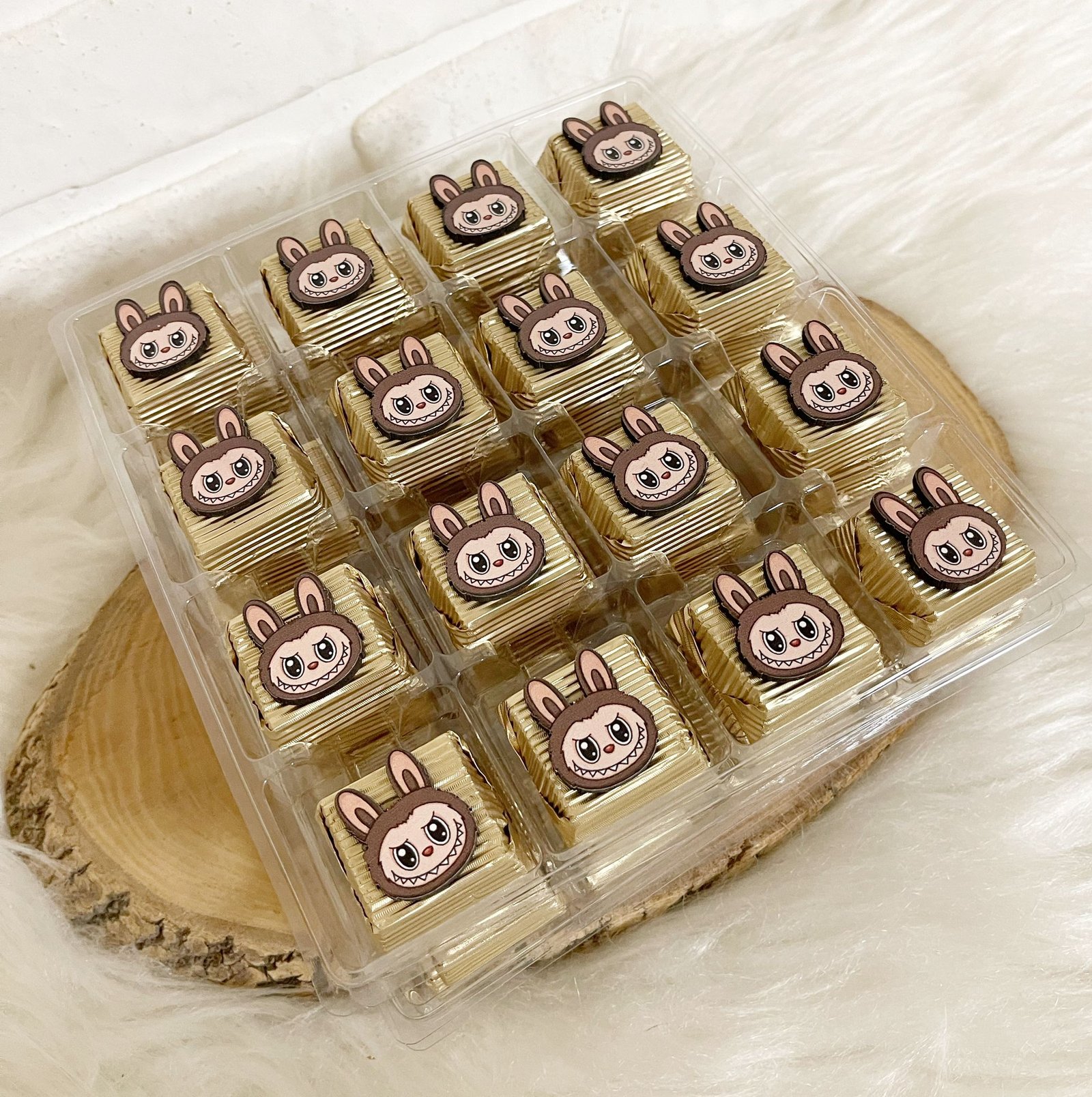 Kahverengi Labubu Ahşap Dekorlu Oluklu Kalın Madlen Çikolata - Görsel 3