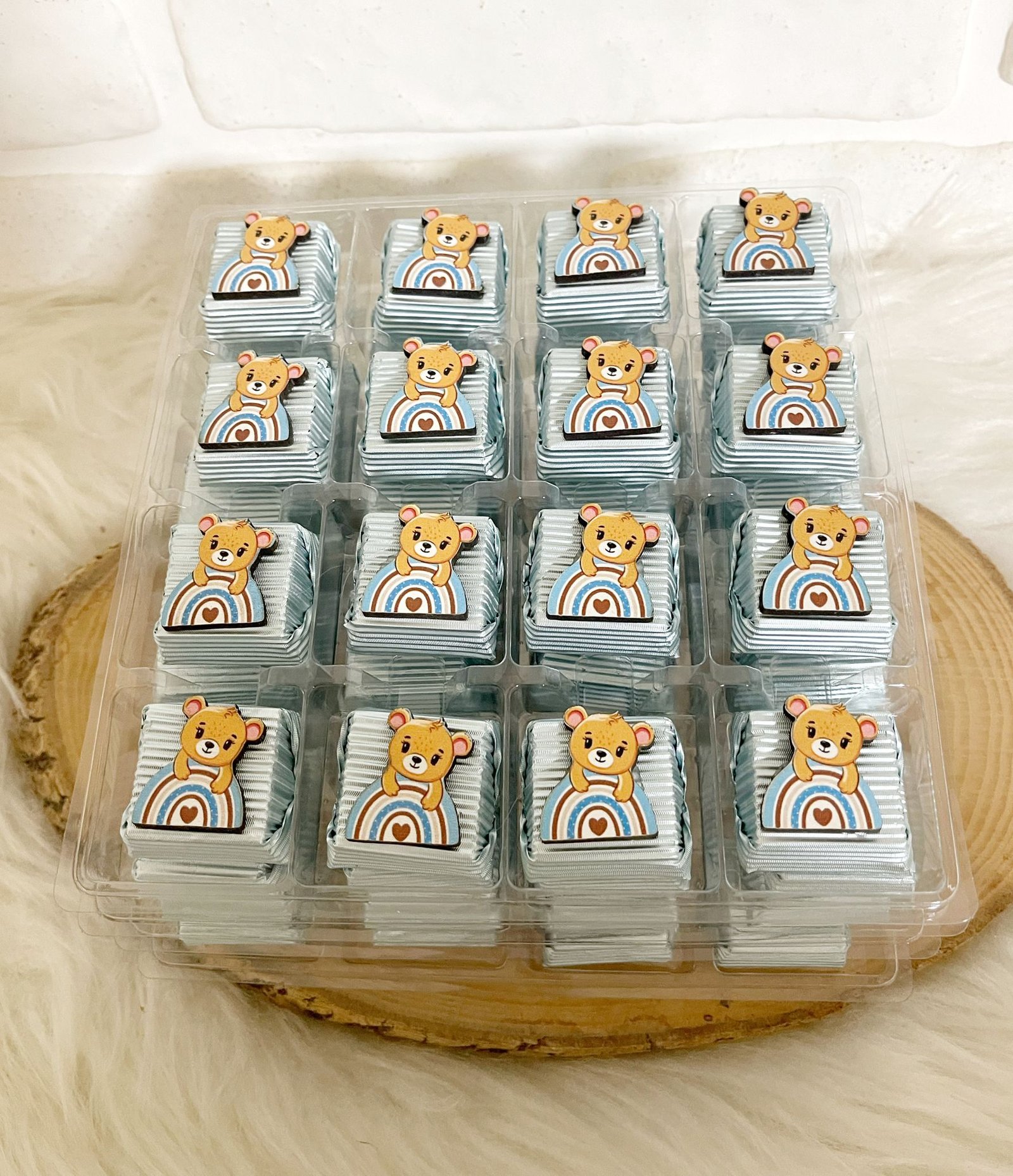 Gökkuşağında Ayıcık Figürlü Ahşap Dekorlu Erkek Bebek Mavi Oluklu Kalın Madlen Çikolata