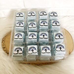 Mavi Gökkuşağı Figürlü Ahşap Dekorlu Erkek Bebek Mavi Oluklu Kalın Madlen Çikolata